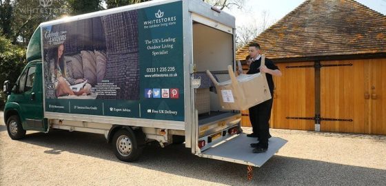 An image presenting a WhiteStores employee delivering garden furniture to the client.